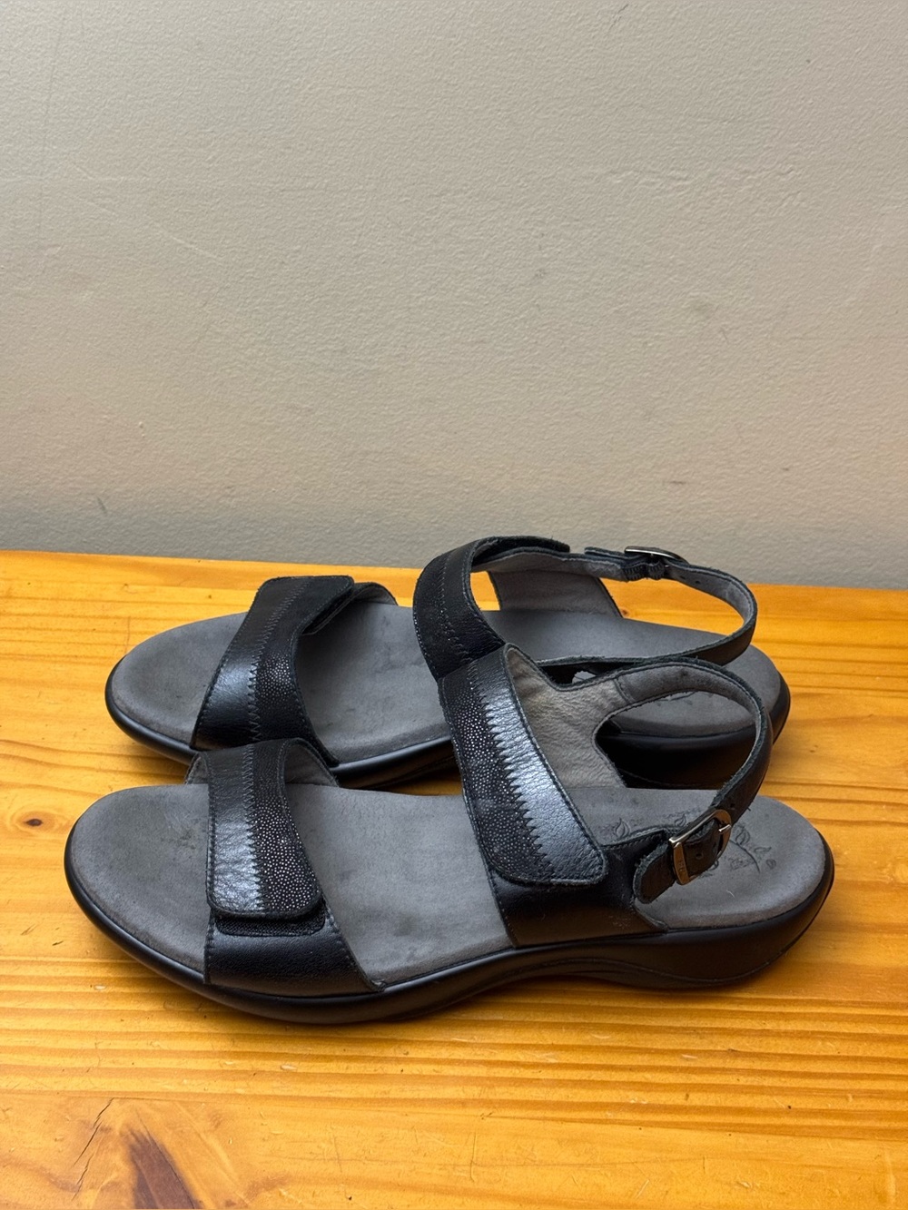 SAS Nudu Midnight Black Leather Comfort Sandals Womans sz 9 M Orig $165